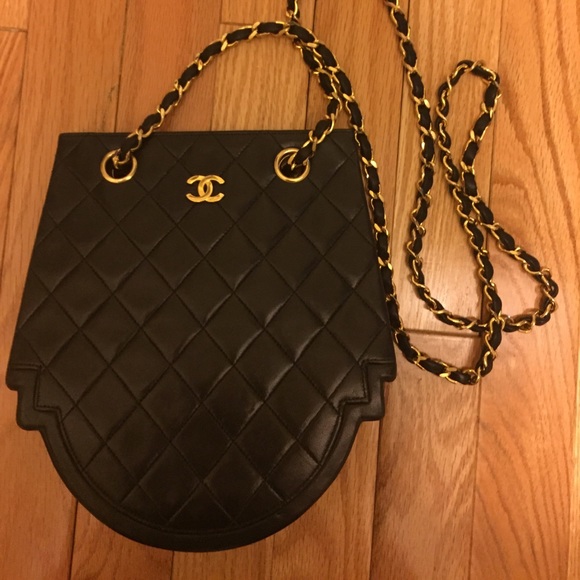 CHANEL Handbags - Gorgeous navy blue Chanel leather bag